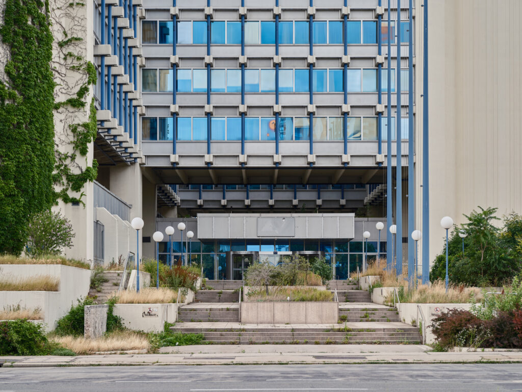 Der Haupteingang der ehemaligen AUVA-Zentrale in der Brigittenau. 