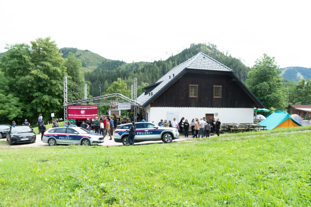 Polizeieinsatz am Peršmanhof in Kärnten im Juli 2025. 