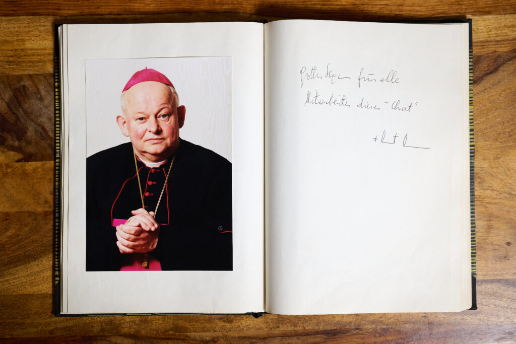 Gästebuch der Blackbox mit einem Eintrag und einem Foto von Bischof Krenn aus dem Jänner 1998. 
