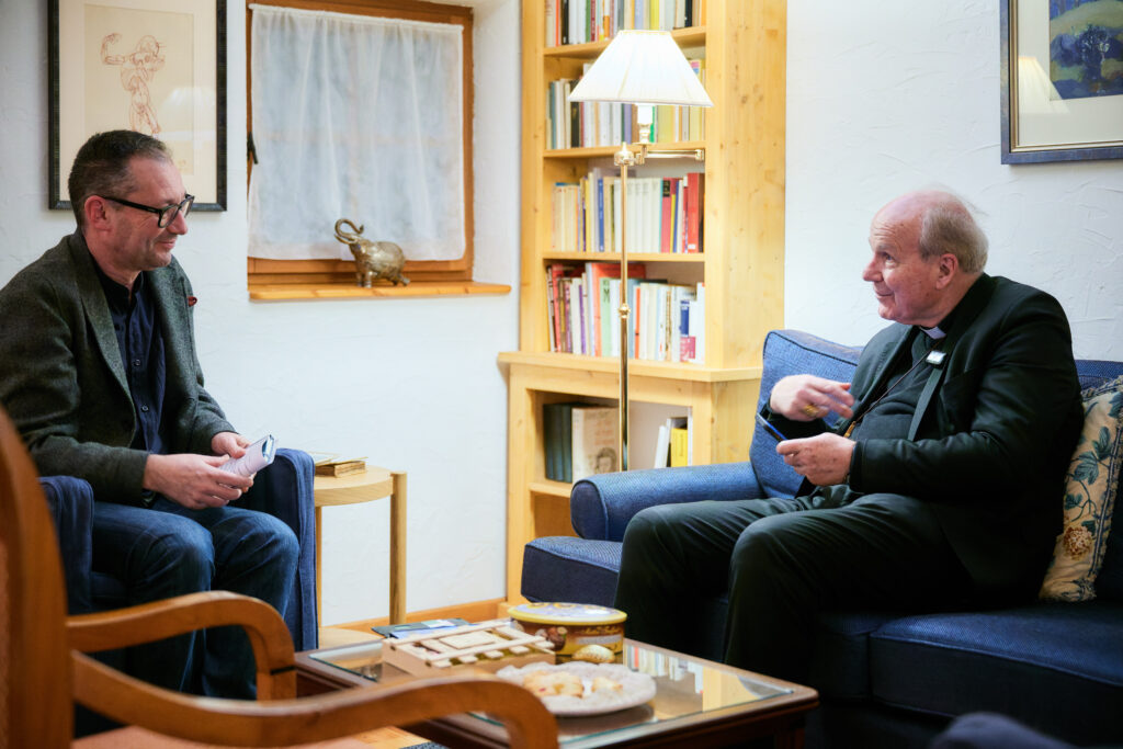 Christoph Schönborn im Gespräch mit Bernhard Odehnal von Zwischenbrücken. 