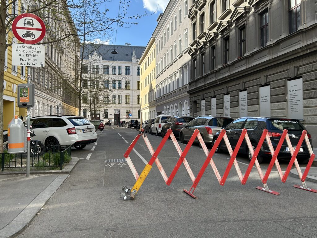 Schulvorplatz Vereinsgasse, abgesperrt mit einem Scherengitter